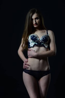 Sarı ceketli, uzun boylu, zarif bir bayan.