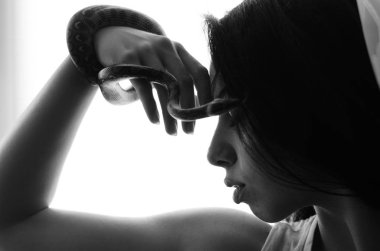 Pitonlu çekici esmer kadın.