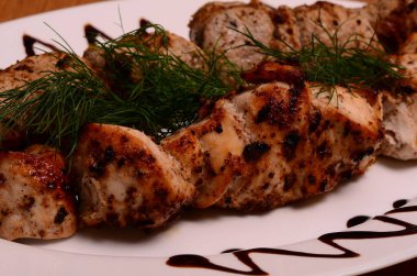 Barbekü parçaları beyaz tabakta, yakın görüş 