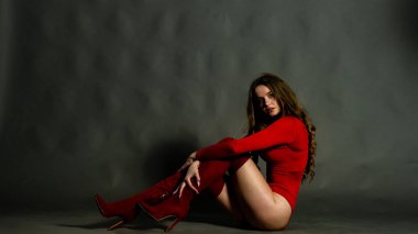 Yüksek seksi esmer iç çamaşırı stüdyo resmi.