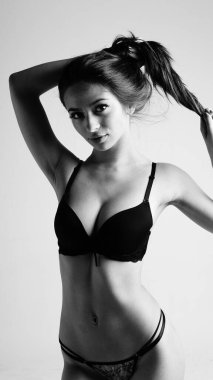 Beyaz arka planda siyah iç çamaşırlı güzel seksi kadın.