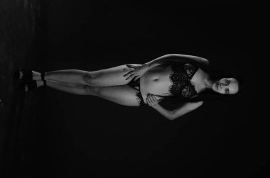 Stüdyoda şık keten bir esmer içinde güzel bir kadın.