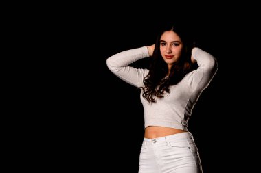 Saçları topuz şeklinde olan genç bayan kollarını kavuşturup yukarı bakıyor. Gri elbiseli, ısıran dudakları olan, arzularını düşünen kaprisli kadın manken. Hayal dünyası konsepti