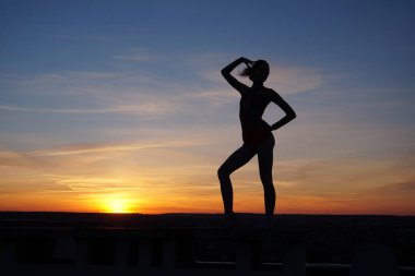 dans dansçı gün batımına karşı havada böler yok