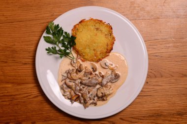 mantar ile domuz eti güveç ile servis patates pastası