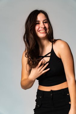 Açık renk elbiseli endişeli genç bir kadının portresi. Stüdyonun beyaz arka planında, elleri izole bir şekilde burnunu kapatıyor. İnsanlar samimi duygular, yaşam tarzı konsepti. Kopyalama alanı oluştur