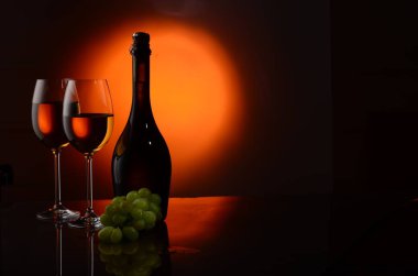 şişe ve ayaklı cam ile natürmort