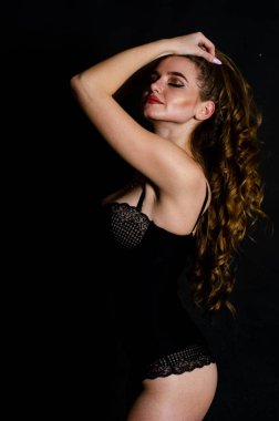 Yüksek seksi esmer iç çamaşırı stüdyo resmi.