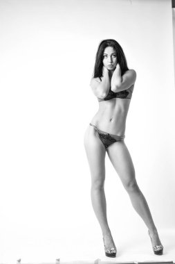 Şık keten, lüks bir esmer içinde genç ve güzel bir kadın. 