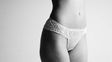 Zarif külot ve sütyen güzel seksi bayan. Beyaz arka plan üzerinde model moda portre, yakın çekim.