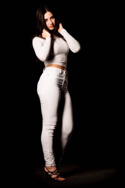 Saçları topuz şeklinde olan genç bayan kollarını kavuşturup yukarı bakıyor. Gri elbiseli, ısıran dudakları olan, arzularını düşünen kaprisli kadın manken. Hayal dünyası konsepti