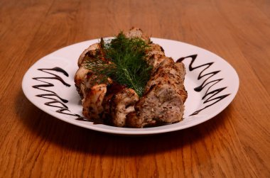 Barbekü parçaları beyaz tabakta, yakın görüş 