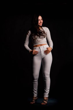 Saçları topuz şeklinde olan genç bayan kollarını kavuşturup yukarı bakıyor. Gri elbiseli, ısıran dudakları olan, arzularını düşünen kaprisli kadın manken. Hayal dünyası konsepti