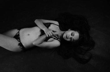 Stüdyoda şık keten bir esmer içinde güzel bir kadın..