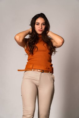 Güzel esmer model, karanlık odada poz veriyor. 