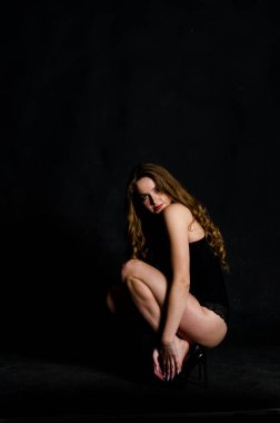 Yüksek seksi esmer iç çamaşırı stüdyo resmi.