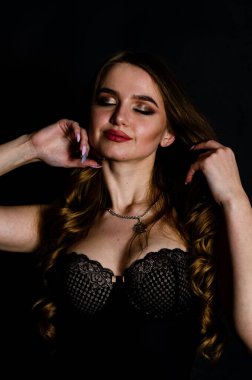 Yüksek seksi esmer iç çamaşırı stüdyo resmi.