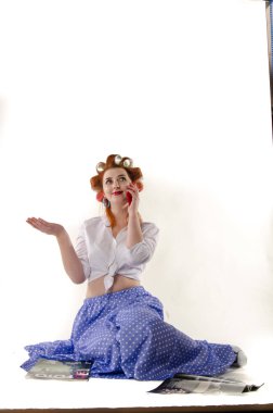 Kıvırcık saçlı, güzel bir mankenin yakın portresi.