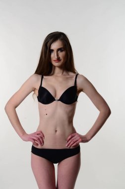 Sarı ceketli, uzun boylu, zarif bir bayan.