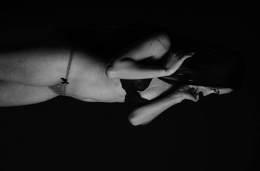 Stüdyoda şık keten bir esmer içinde güzel bir kadın..