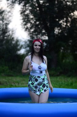 Gün batımında havuzda ıslak, güzel ve büyük bir model..