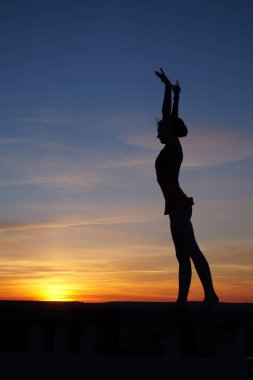 dans dansçı gün batımına karşı havada böler yok