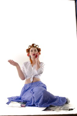 Kıvırcık saçlı, güzel bir mankenin yakın portresi.