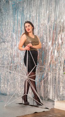 Stüdyoda poz veren parlak noel süsleriyle güzel seksi kadın, tatil konsepti.   