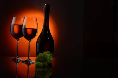 şişe ve ayaklı cam ile natürmort