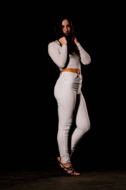 Saçları topuz şeklinde olan genç bayan kollarını kavuşturup yukarı bakıyor. Gri elbiseli, ısıran dudakları olan, arzularını düşünen kaprisli kadın manken. Hayal dünyası konsepti