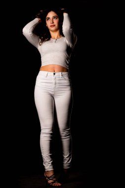 Saçları topuz şeklinde olan genç bayan kollarını kavuşturup yukarı bakıyor. Gri elbiseli, ısıran dudakları olan, arzularını düşünen kaprisli kadın manken. Hayal dünyası konsepti