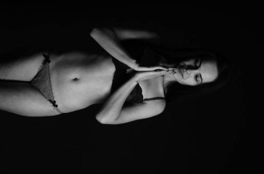 Stüdyoda şık keten bir esmer içinde güzel bir kadın..