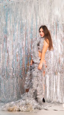 Stüdyoda poz veren parlak noel süsleriyle güzel seksi kadın, tatil konsepti.   