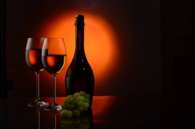 şişe ve ayaklı cam ile natürmort