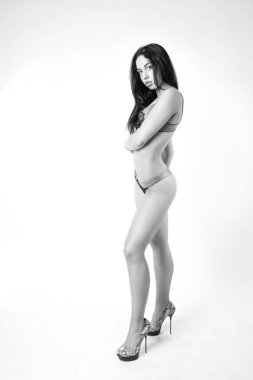 Şık keten, lüks bir esmer içinde genç ve güzel bir kadın. 