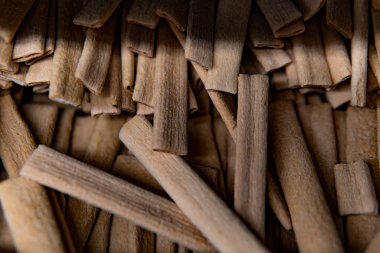 Çikolata parçacıklı el yapımı çikolatalı kurabiyeler ve kabartma kağıdında kakao tozu olan çay kaşığı. Sağlıklı kahvaltı için doğal organik yılanlar.