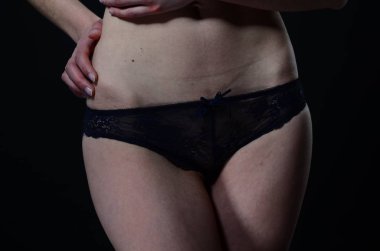 Sarı ceketli, şortlu ve topuklu ayakkabılı zarif bir kadın. Moda stüdyosu çekimi.