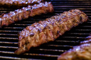 Kızarmış et ızgarası, ızgara dumanı..