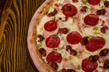 Restaurantlar ve pizzacılar için tanıtım broşürü, leziz bir pizza, mozzarella peyniri ve metin alanınızın fotokopisi.