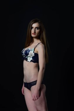 Sarı ceketli, uzun boylu, zarif bir bayan.