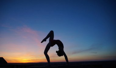 dans dansçı gün batımına karşı havada böler yok