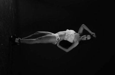 Stüdyoda şık keten bir esmer içinde güzel bir kadın..