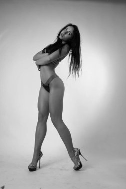 Şık keten, lüks bir esmer içinde genç ve güzel bir kadın. 