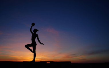 dans dansçı gün batımına karşı havada böler yok.