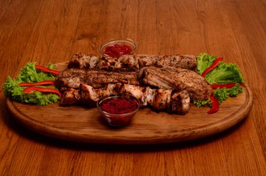 Izgara et ve sebze rustik ahşap tablo