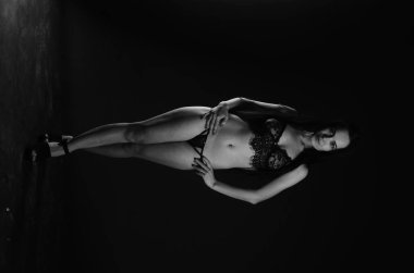 Stüdyoda şık keten bir esmer içinde güzel bir kadın.