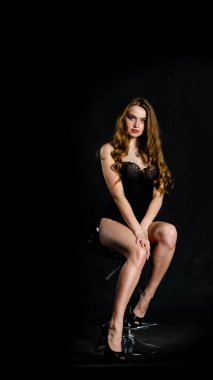 Yüksek seksi esmer iç çamaşırı stüdyo resmi.