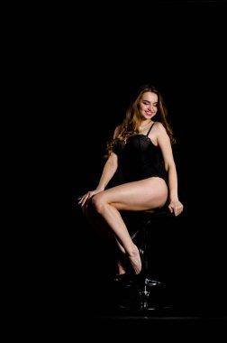 Yüksek seksi esmer iç çamaşırı stüdyo resmi.