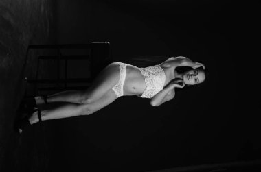 Stüdyoda şık keten bir esmer içinde güzel bir kadın..