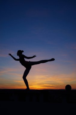 dans dansçı gün batımına karşı havada böler yok
